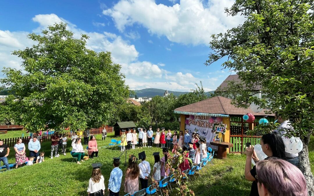 Nature activity – school celebration with parents in the kindergarten yard